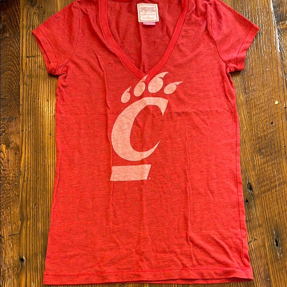 University of Cincinnati Red V-Neck T-Shirt with Logo PINK brand size small